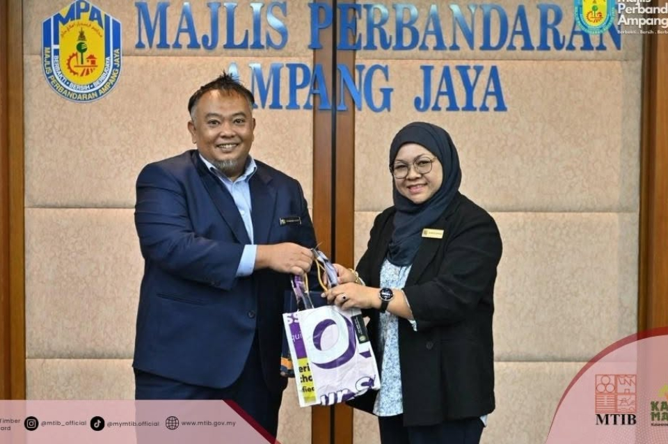 KAJIAN KEBOLEHLAKSANAAN PENGGUNAAN SUMBER POKOK LANDSKAP UNTUK INDUSTRI PERKAYUAN